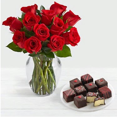 Cam vazoda 12 kırmızı gül el yapımı çikolata  Ankara çiçek gönderme sitemiz güvenlidir 
