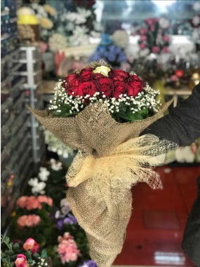 12 adet k�rm�z� 1 adet beyaz g�l buketi  Ankara �nternetten �i�ek sipari�i 