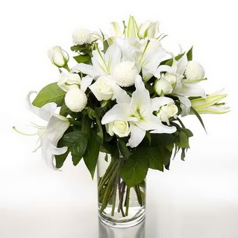  Ankara çiçek gönderme sitemiz güvenlidir  1 dal cazablanca 7 adet beyaz gül vazosu