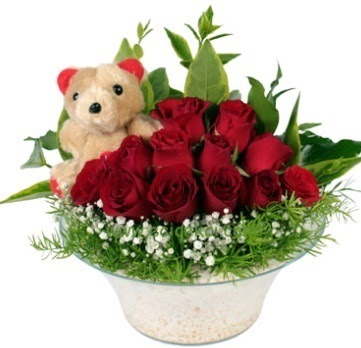 Cam tabakta 7 adet kırmızı gül ve küçük ayı  Ankara çiçekçi mağazası 