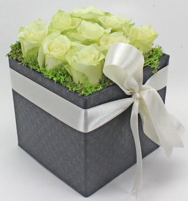 9 adet beyaz gülden özel kutu çiçeği  Ankara çiçek siparişi sitesi 